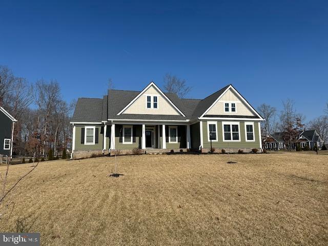 craftsman house with a front lawn