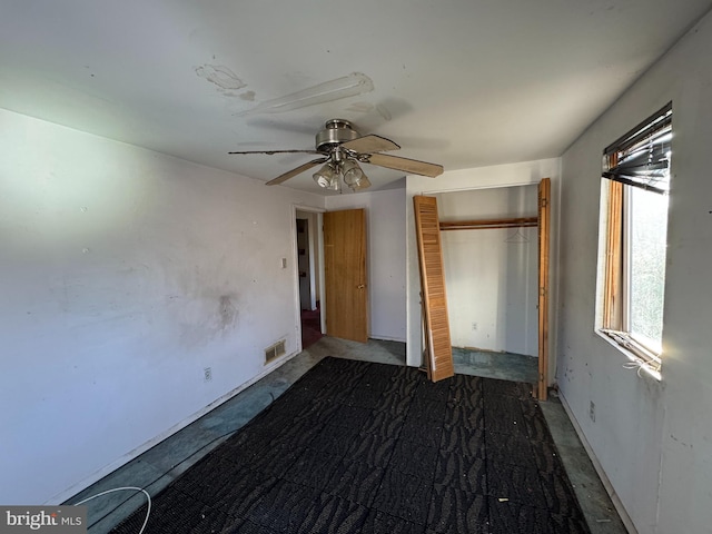 unfurnished bedroom featuring ceiling fan and a closet