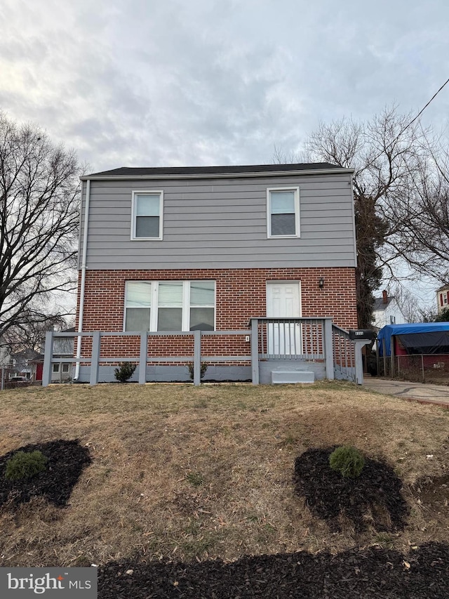 view of front of house with a front lawn