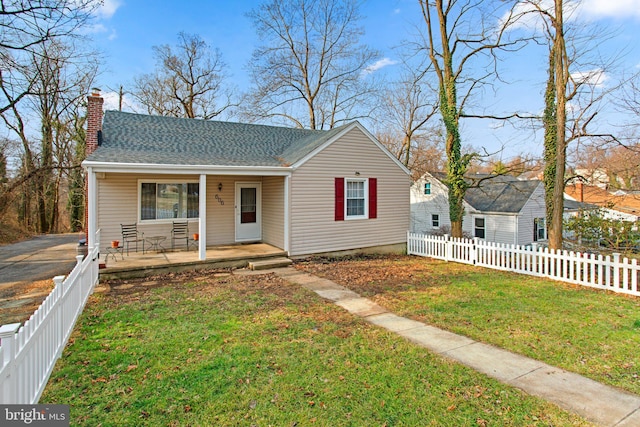 view of front facade featuring a front yard and covered porch