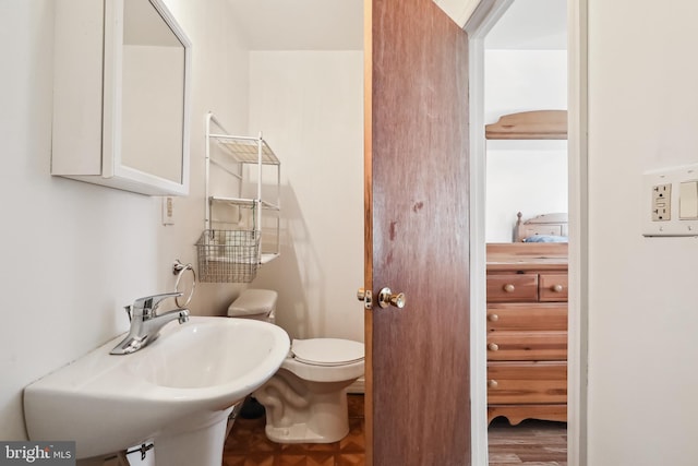 bathroom featuring sink and toilet