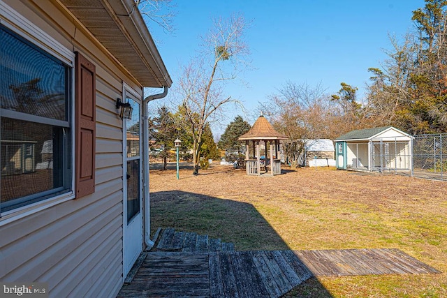 view of yard featuring an outbuilding