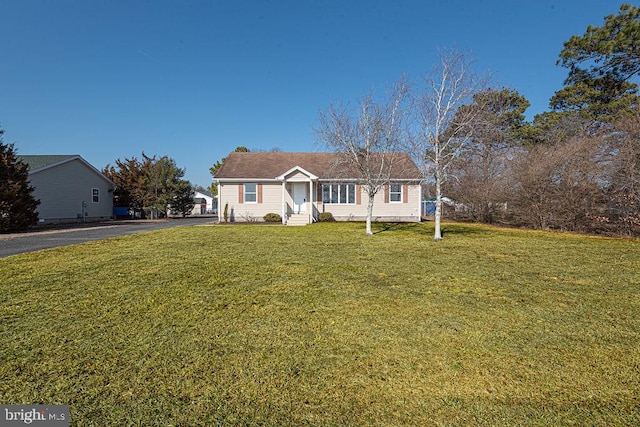 view of front of home featuring a front yard