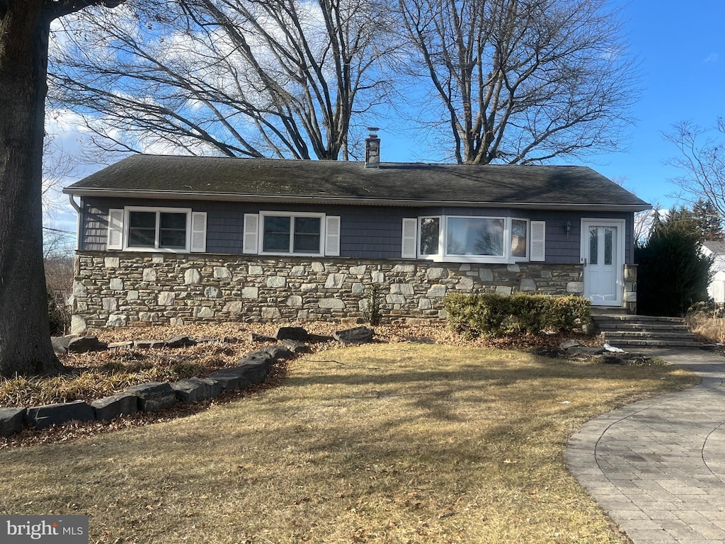 view of front of property featuring a front yard