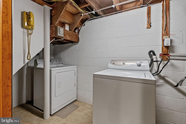 washroom featuring washing machine and clothes dryer