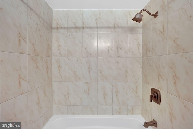 bathroom featuring tiled shower / bath combo