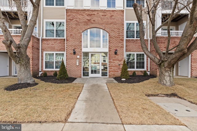 view of front facade featuring a front yard