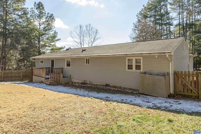 back of house featuring a lawn