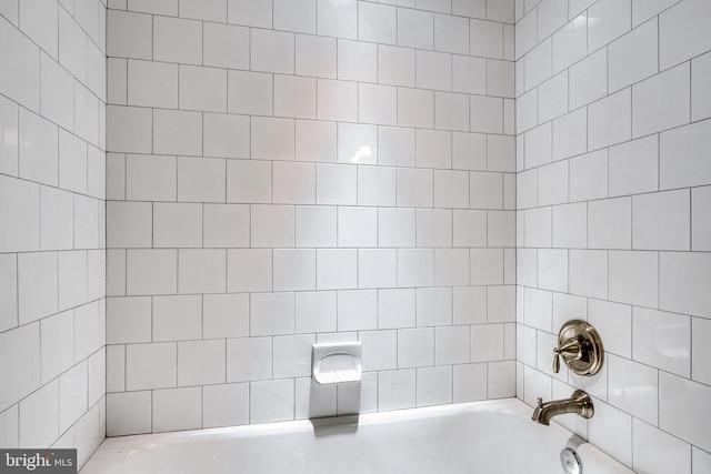 bathroom featuring tiled shower / bath combo