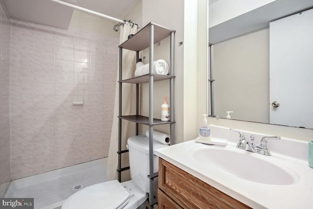 bathroom with vanity, toilet, and curtained shower