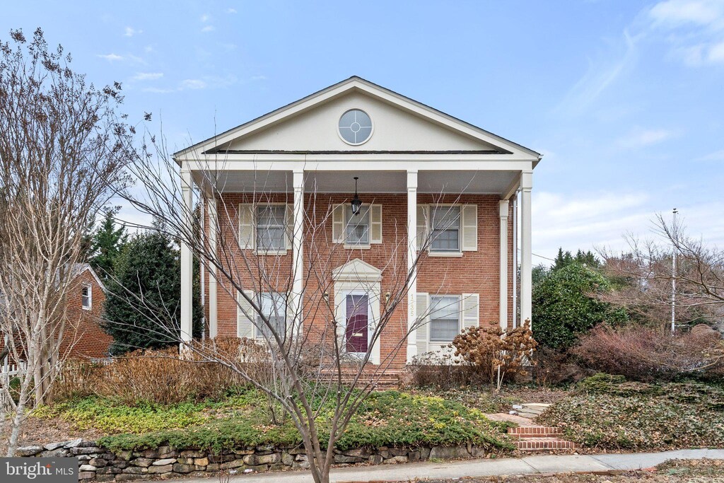 view of front of house featuring a porch