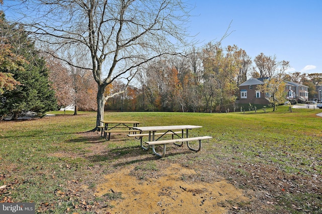 view of home's community featuring a yard