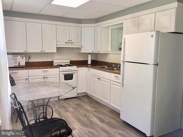 kitchen featuring sink, white cabinetry, a paneled ceiling, light hardwood / wood-style flooring, and white appliances