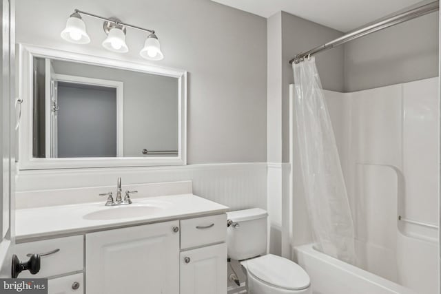 full bathroom featuring vanity, toilet, and shower / bath combo