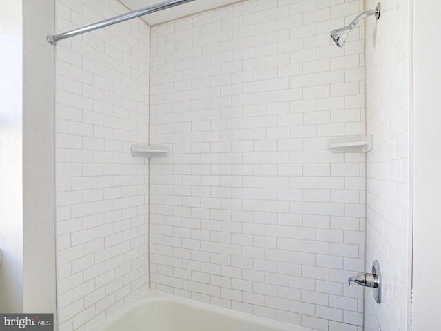 bathroom with tiled shower / bath combo