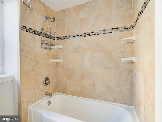 bathroom featuring tiled shower / bath combo