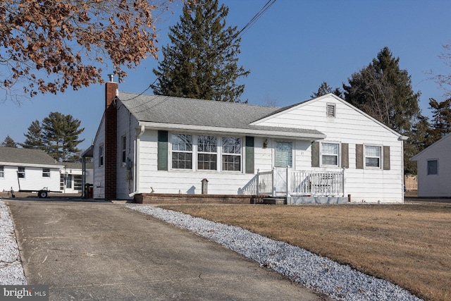 view of front of house featuring a front lawn