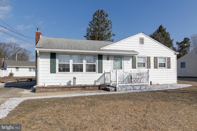 view of front of property with a front lawn