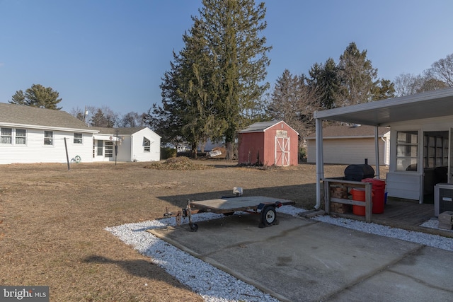 view of yard with a storage unit