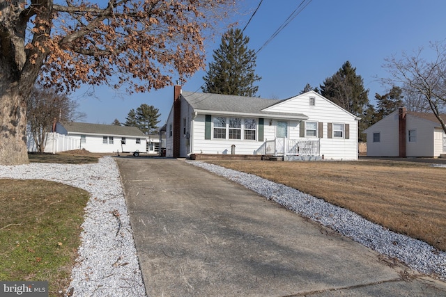 view of front facade featuring a front lawn