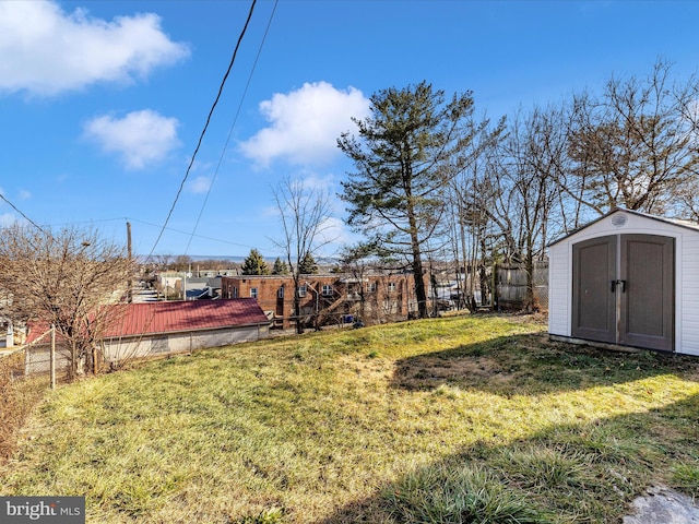 view of yard featuring a shed