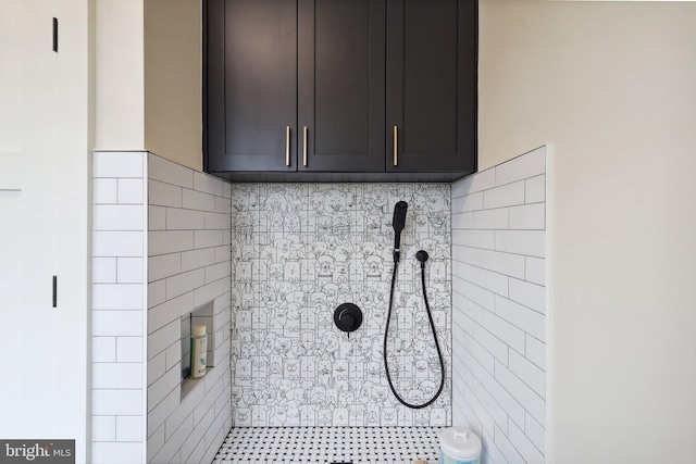 details with a tile shower