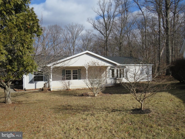 ranch-style house featuring a front yard