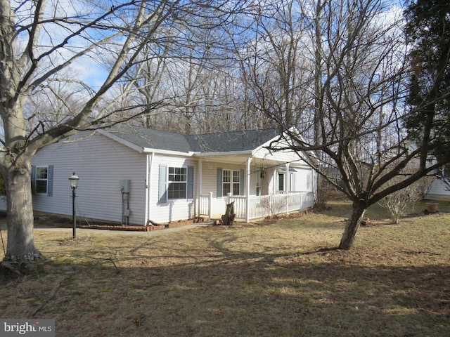 view of front of property featuring a porch and a front yard