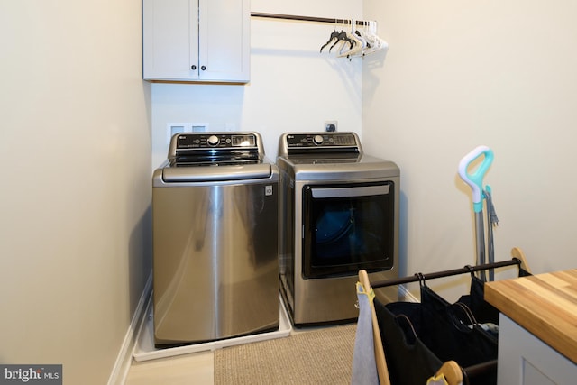 laundry room with cabinets and independent washer and dryer