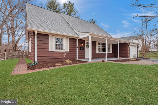 view of front of property featuring a porch, an attached garage, fence, roof with shingles, and a front yard