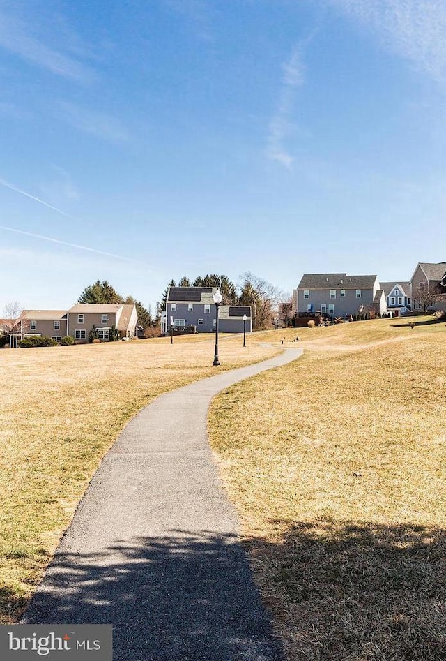 view of property's community featuring a lawn