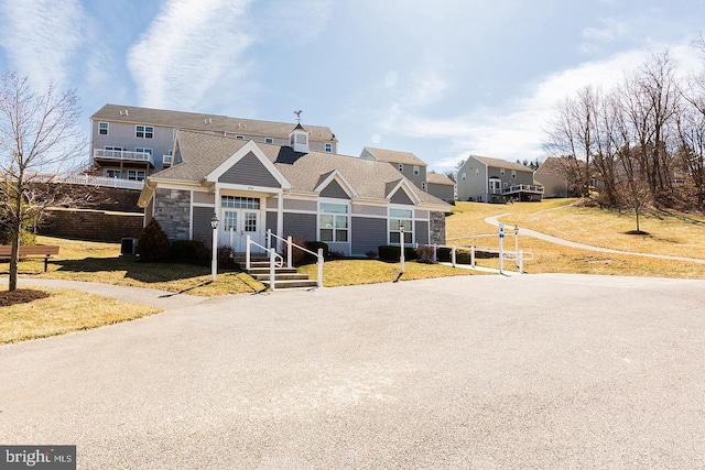 view of front facade with a front yard