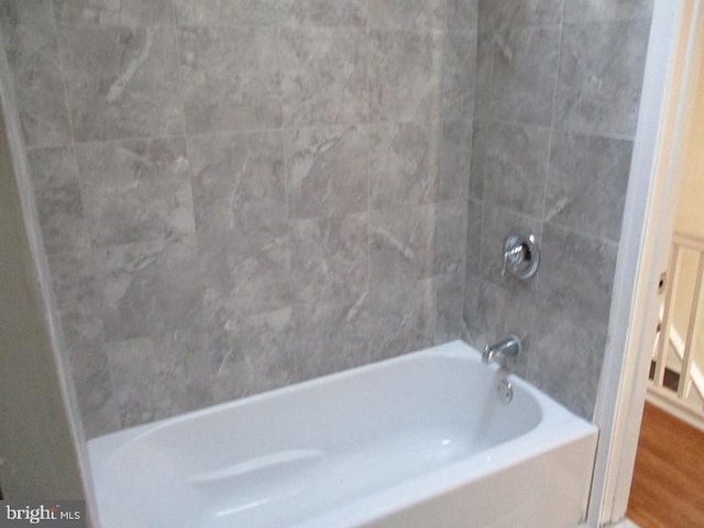 bathroom featuring tiled shower / bath