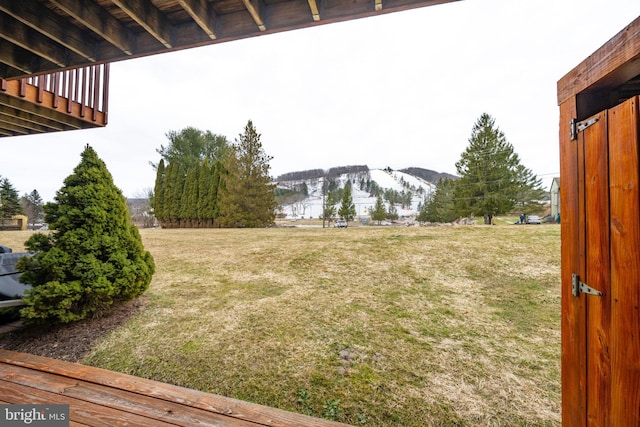 view of yard featuring a mountain view