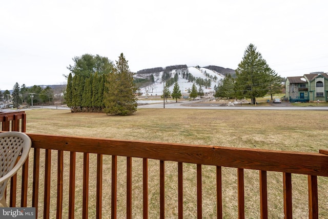 view of yard featuring a mountain view