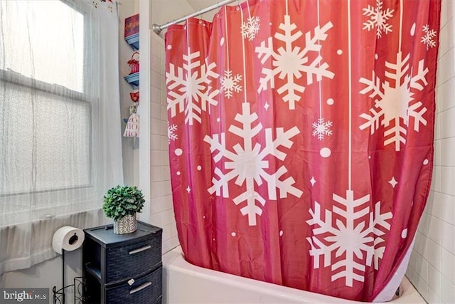 bathroom with shower / bath combo