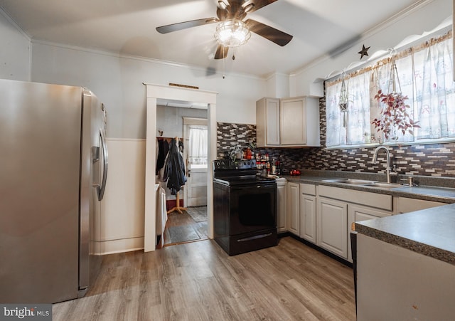 kitchen with sink, crown molding, light hardwood / wood-style flooring, black range with electric cooktop, and stainless steel fridge with ice dispenser