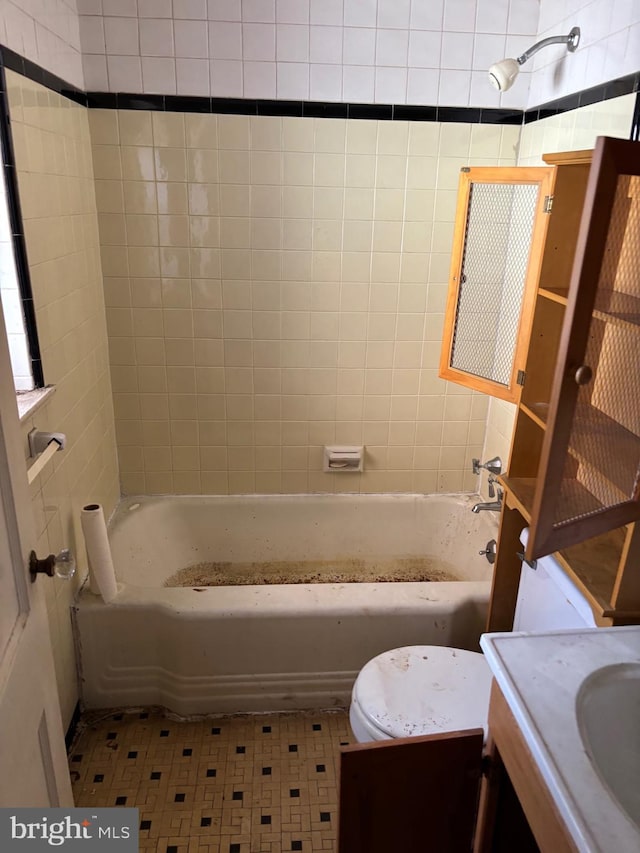 bathroom with vanity and tiled shower / bath