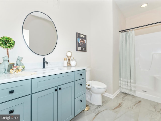 bathroom with a shower with curtain, vanity, and toilet