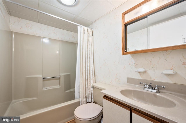 bathroom featuring shower / tub combo with curtain, vanity, toilet, and wallpapered walls