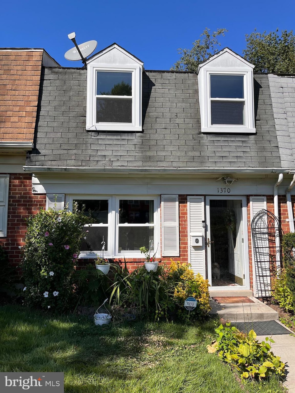 new england style home featuring a front yard