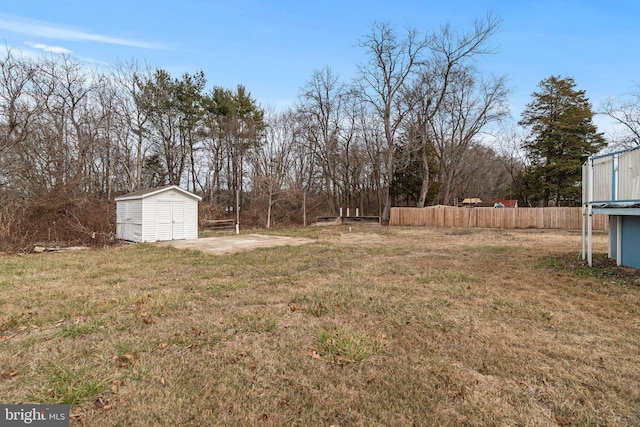 view of yard with a storage unit