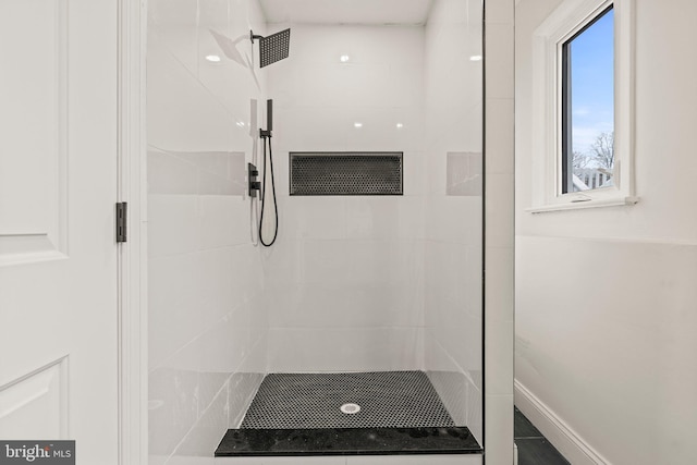 bathroom featuring a tile shower