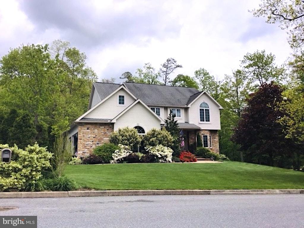 view of front of property with a front lawn