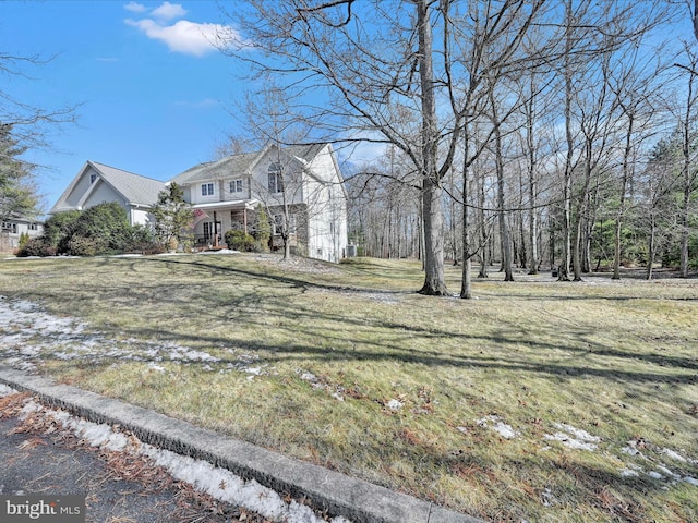 view of front of property featuring a front yard