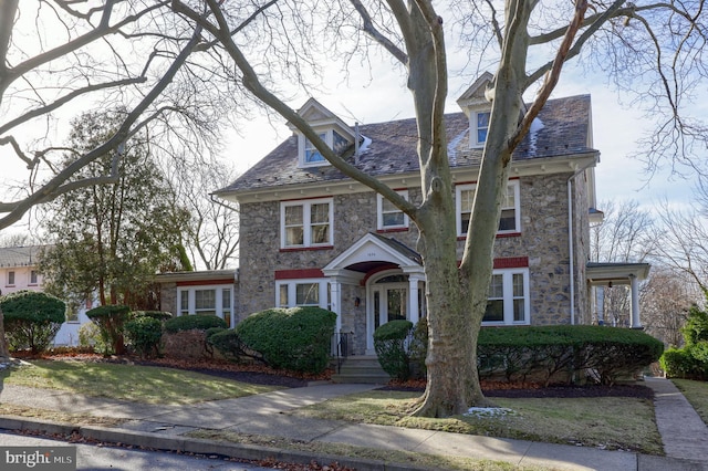 view of front of home featuring a front lawn