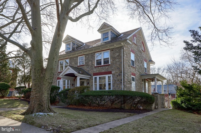 view of front of property featuring a front lawn