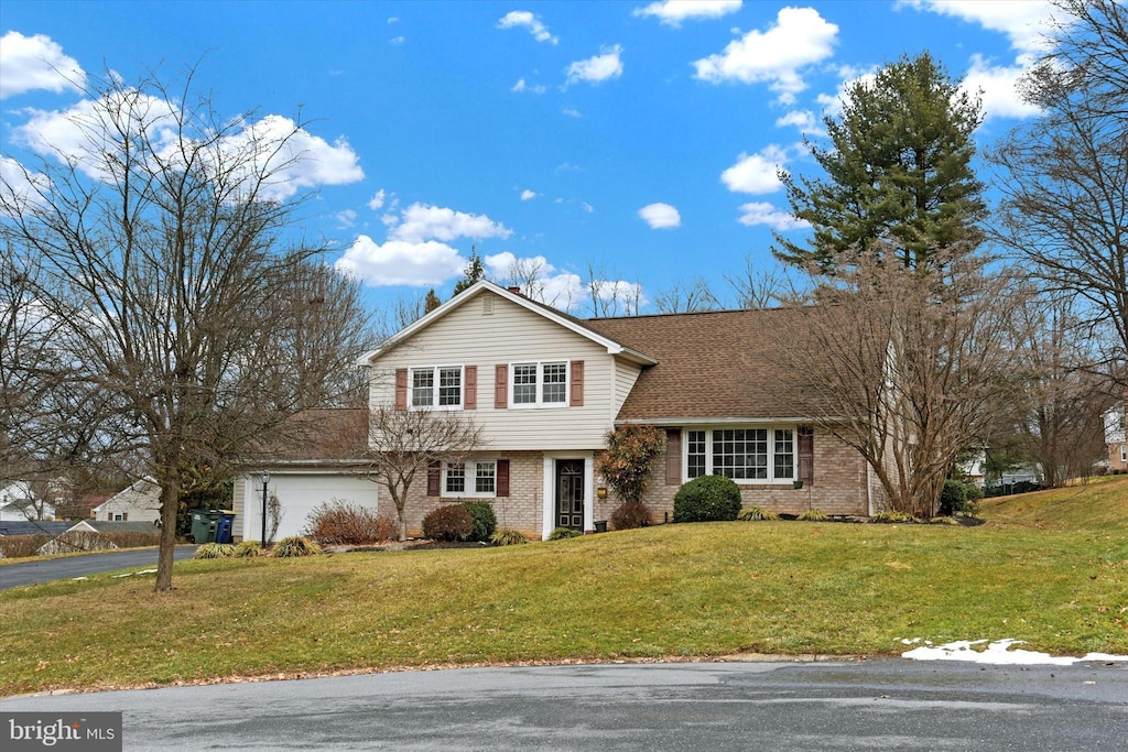 view of front facade featuring a garage and a front yard