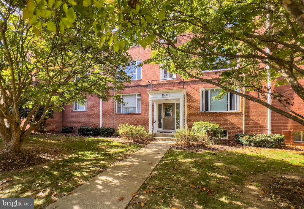 view of front of property featuring a front yard