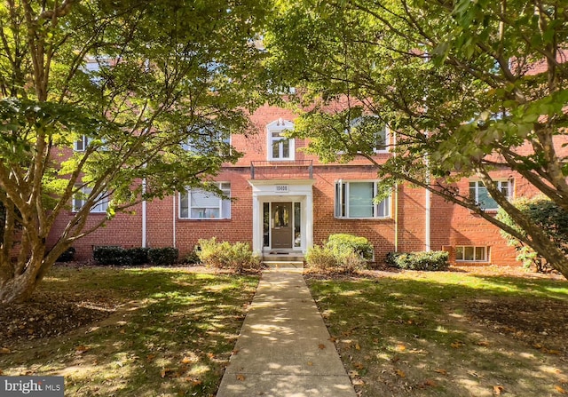 view of front of property featuring a front lawn